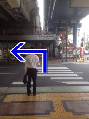 ④一つ目の信号を渡り、 左折してください。
